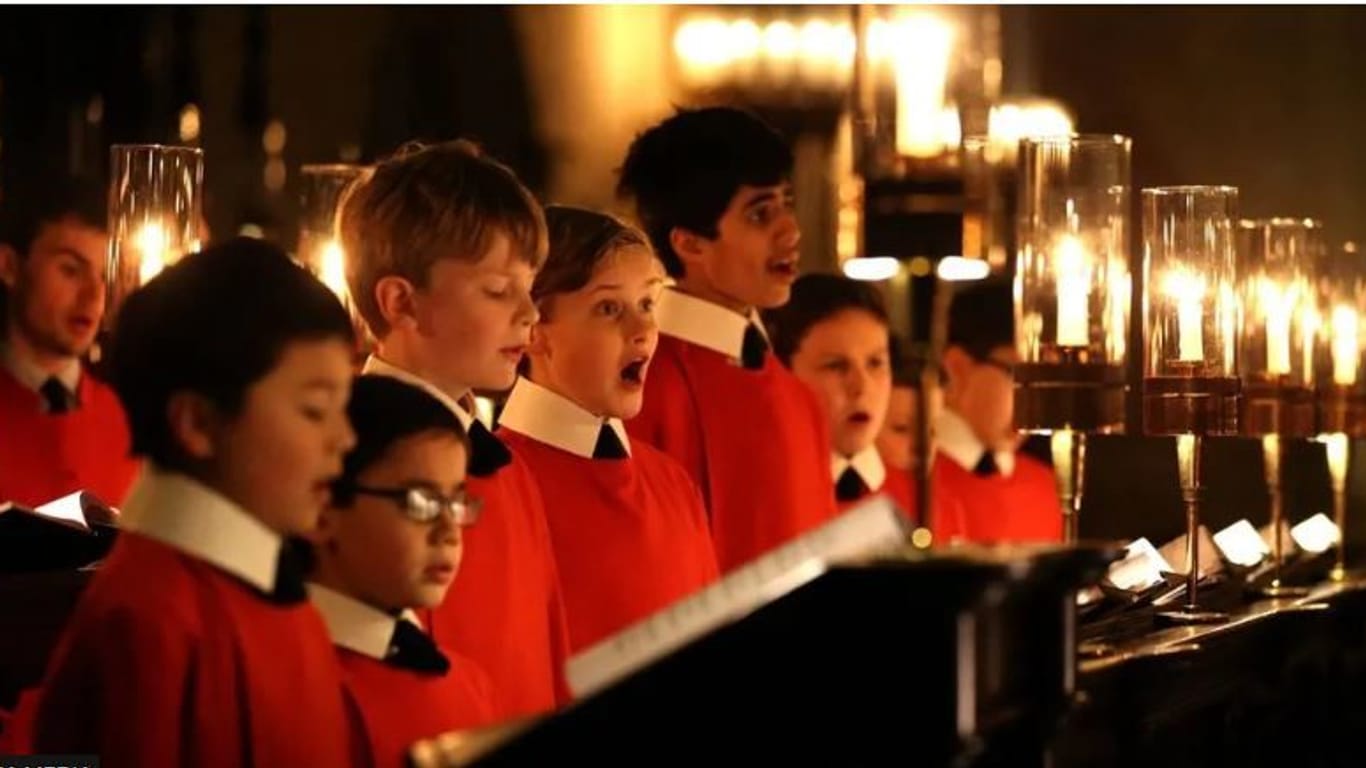 Der Kinderchor des King's College in Cambridge singt "Christmans Carols" (zu deutsch: Weihnachtslieder).