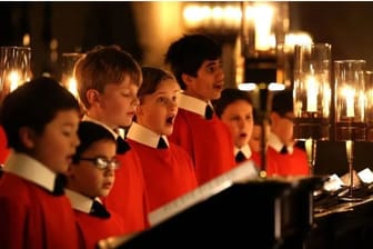 Der Kinderchor des King's College in Cambridge singt "Christmans Carols" (zu deutsch: Weihnachtslieder).