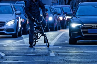 Radfahrer an einer Ampel (Symbolfoto): In Darmstadt sucht die Polizei einen Unbekannten.