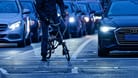 Radfahrer an einer Ampel (Symbolfoto): In Darmstadt sucht die Polizei einen Unbekannten.