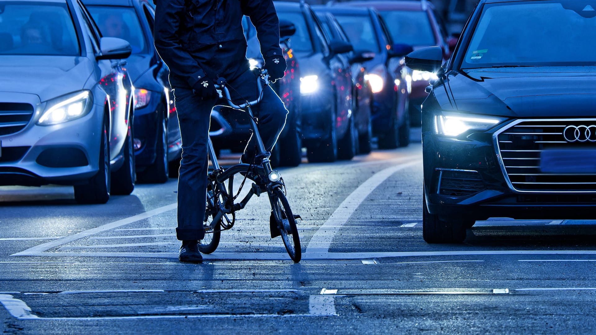 Radfahrer an einer Ampel (Symbolfoto): In Darmstadt sucht die Polizei einen Unbekannten. Radfahrer an einer Ampel (Symbolfoto): In Darmstadt sucht die Polizei einen Unbekannten.
