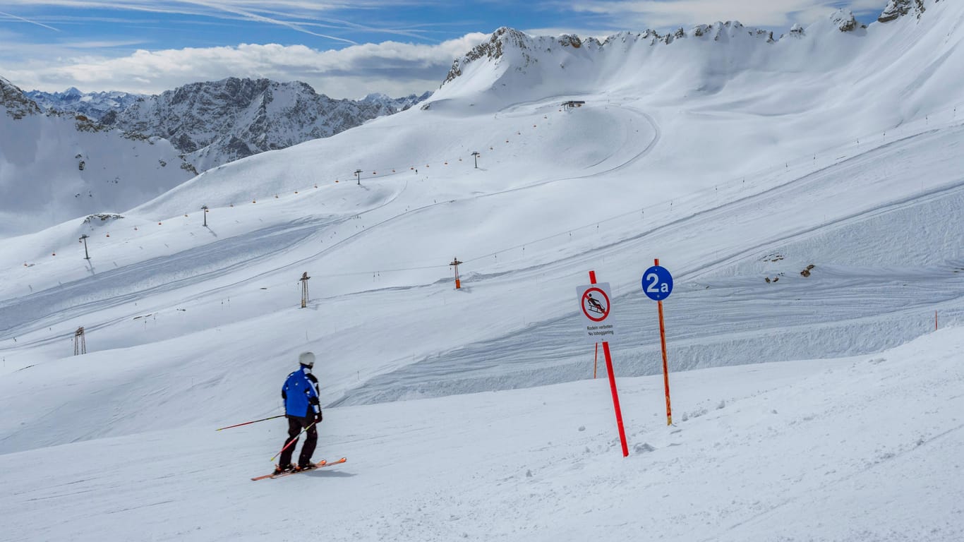Ein Mann fährt auf der Zugspitze Ski: Auf Deutschlands höchstem Berg sind aktuell fast alle Pisten offen.