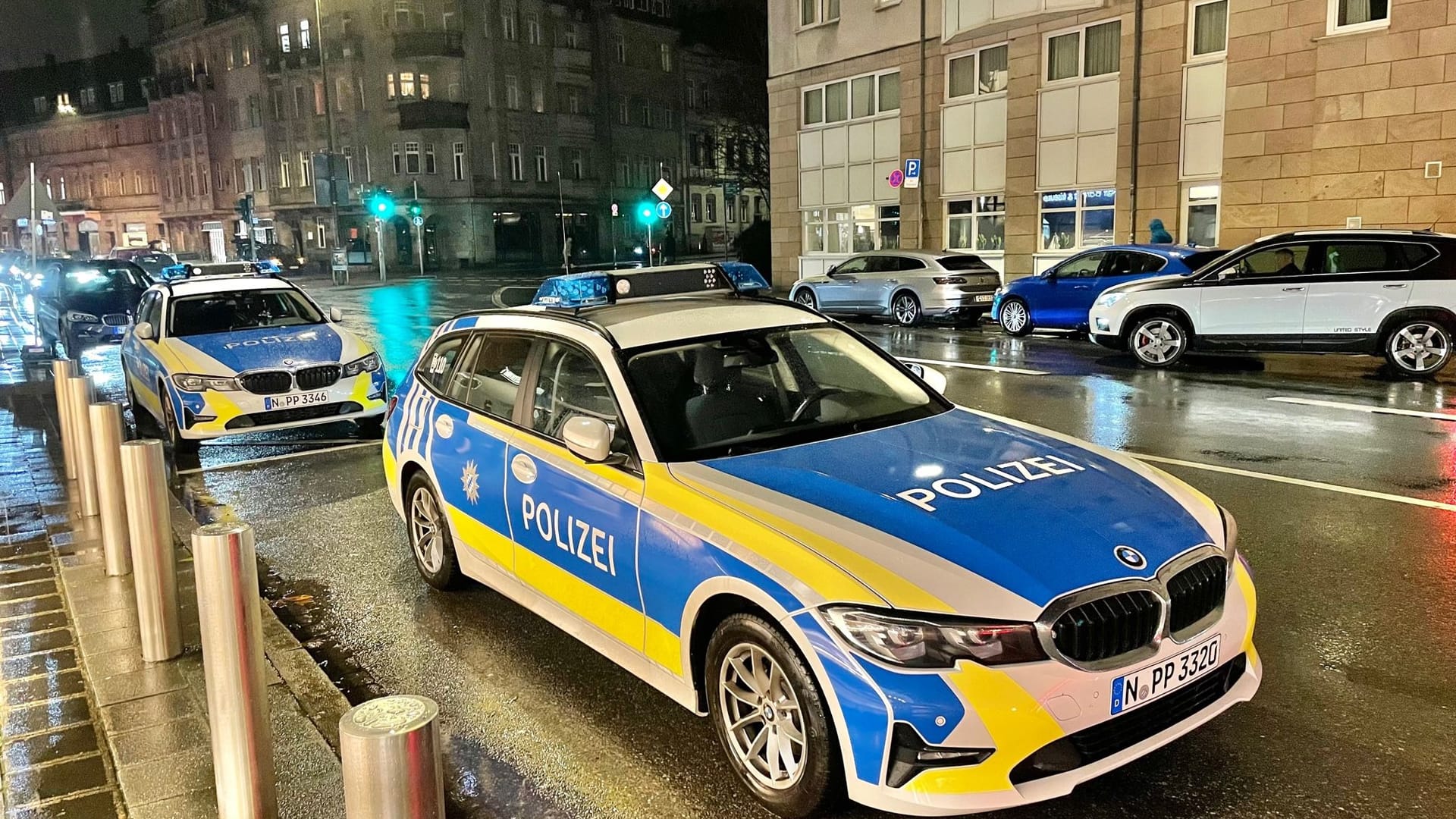 Zahlreiche Streifen sind in Fürth unterwegs – auch ein Hubschrauber kreist über der Stadt.