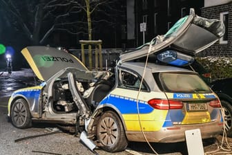 Der Streifenwagen ist stark beschädigt: In Tonndorf hat sich in der Nacht ein schwerer Unfall ereignet.