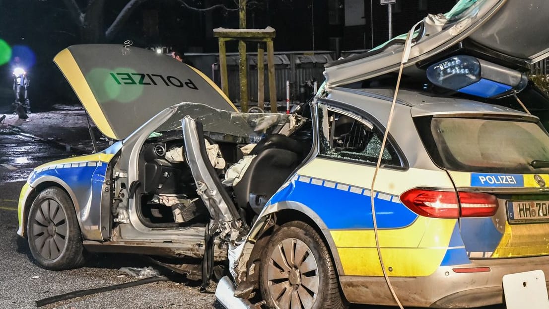 Der Streifenwagen ist stark beschädigt: In Tonndorf hat sich in der Nacht ein schwerer Unfall ereignet. Der Streifenwagen ist stark beschädigt: In Tonndorf hat sich in der Nacht ein schwerer Unfall ereignet.