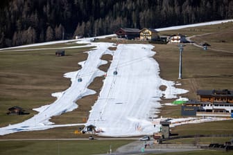 Skipiste in Tirol (Symbolbild): Wegen der warmen Temperaturen rutschen an manchen Orten die Skipisten ab.
