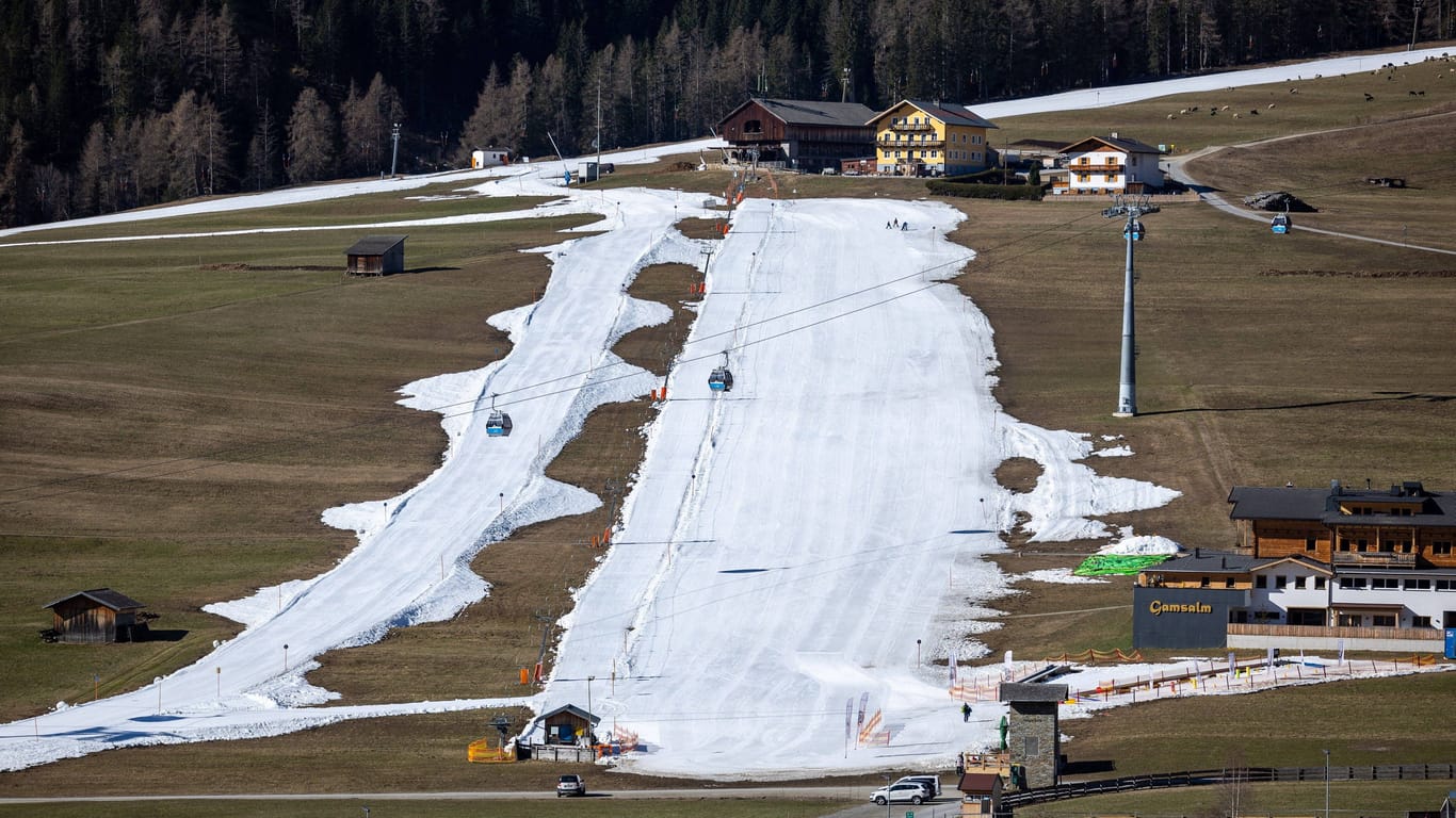 Skipiste in Tirol (Symbolbild): Wegen der warmen Temperaturen rutschen an manchen Orten die Skipisten ab.
