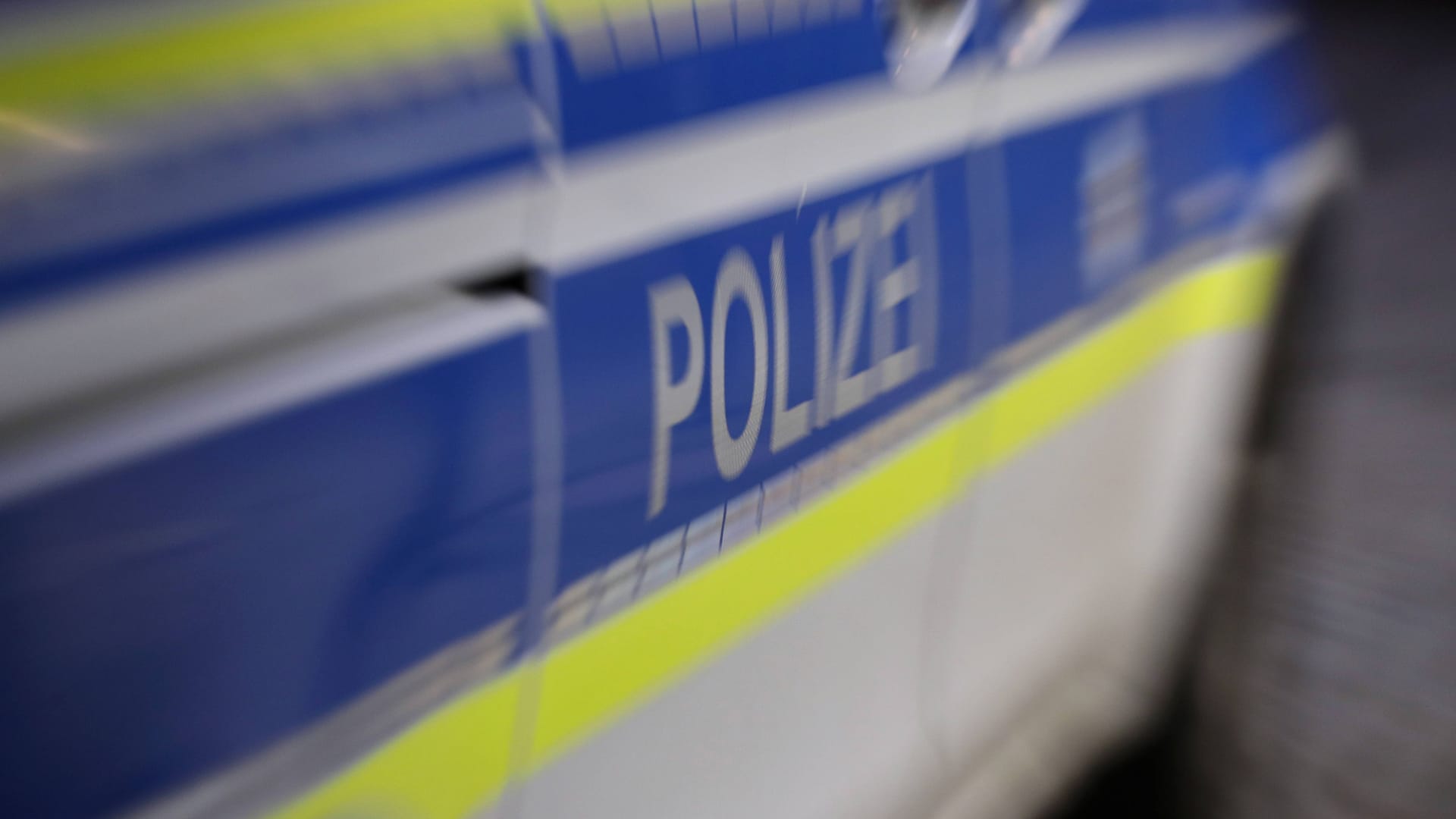 Schriftzug Polizei auf einem Einsatzfahrzeug (Symbolfoto): Bei einem Brand im Landkreis Roth sind neun Menschen verletzt worden.