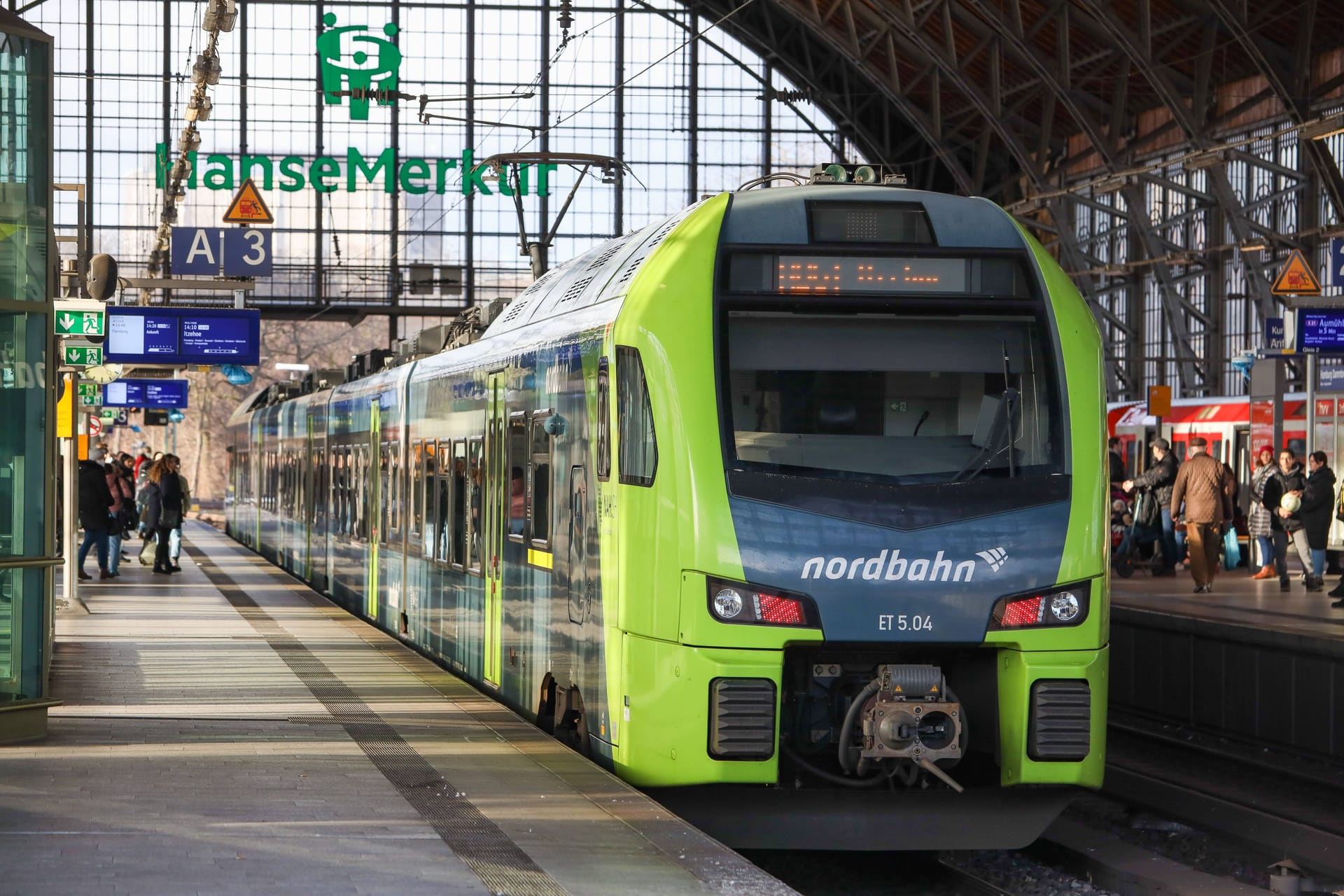 Ein Zug der Nordbahn am Dammtor (Symbolfoto): Eine Panne an einem Zug ist nach mehreren Stunden behoben worden.