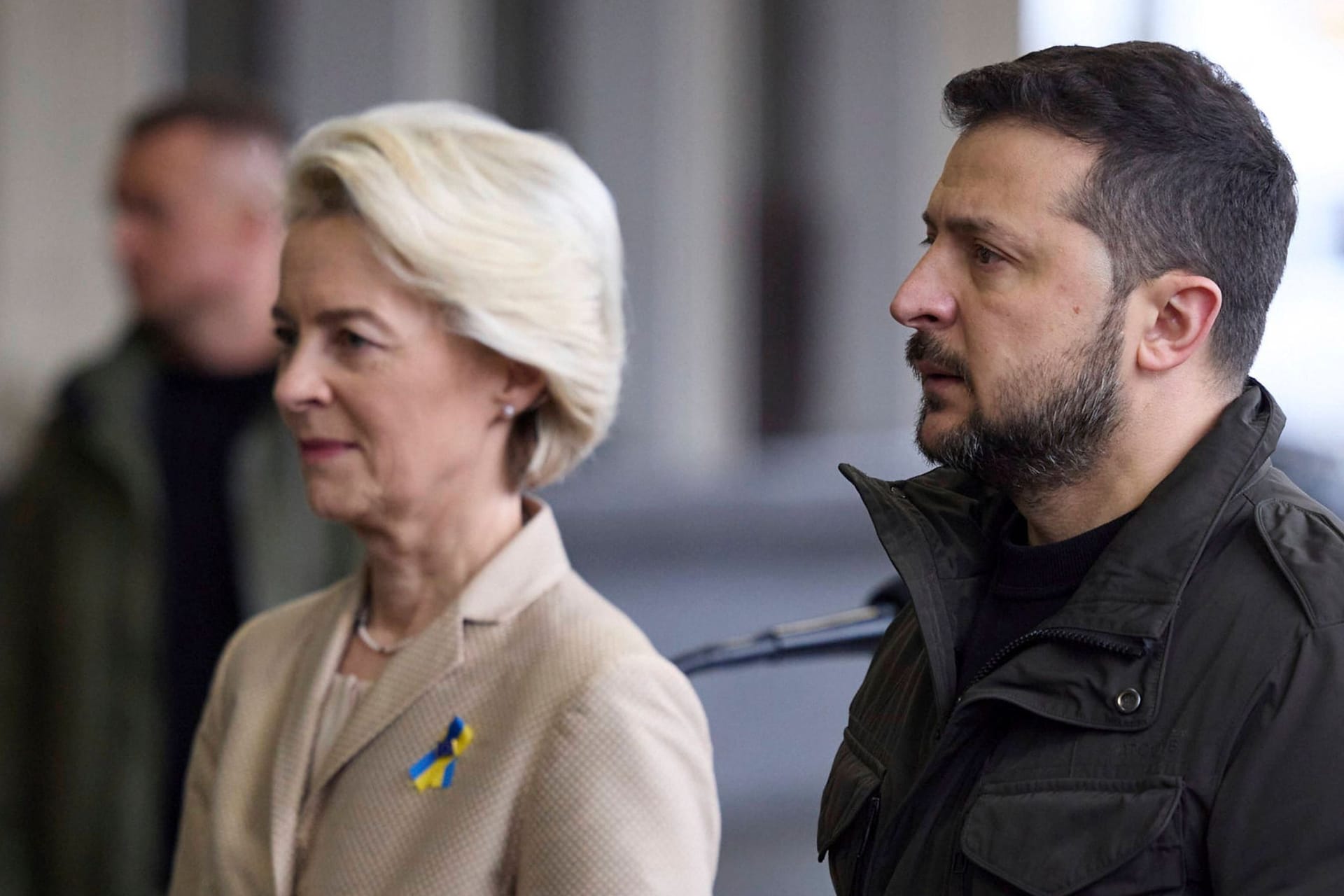 EU-Kommissionspräsidentin Ursula von der Leyen (l.) und der ukrainische Präsident Wolodymyr Selenskyj (Archivbild): Eine Studie sieht enorme Ausgaben der EU bei einem Beitritt der Ukraine.