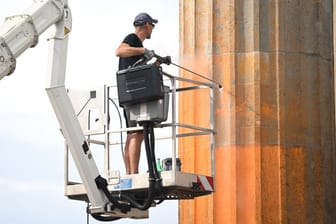 Reinigungsarbeiten nach einem Farbeinsatz der Letzten Generation auf das Brandenburger Tor