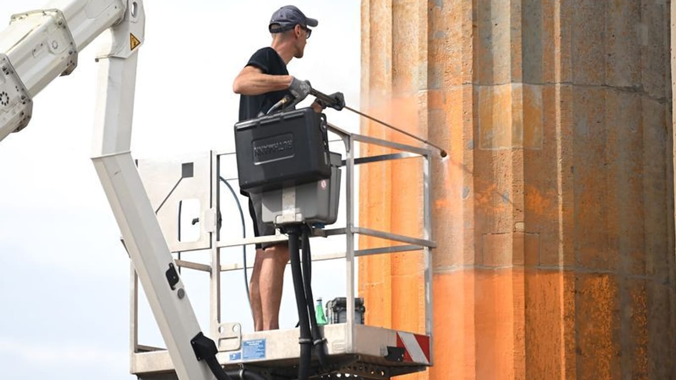 Reinigungsarbeiten nach einem Farbeinsatz der Letzten Generation auf das Brandenburger Tor