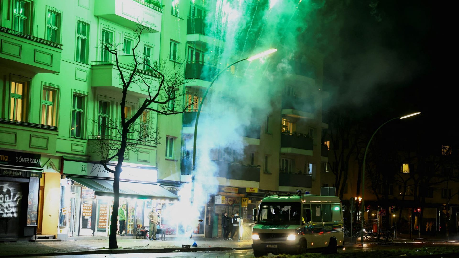 Ein Polizeifahrzeug vor einem Feuerwerk in Berlin. Beamte haben in der Hauptstadt Personen beim Bauen von Molotow-Cocktails erwischt.