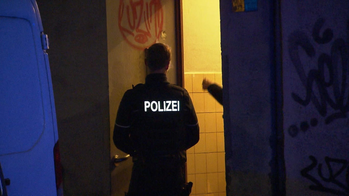 Ermittler sicherten nach der Messerattacke Spuren in der Goethestraße: Wer ist der unbekannte Täter?