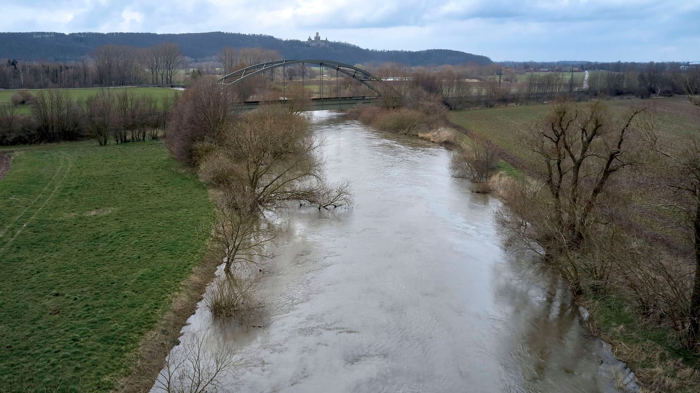 Hochwasser der Leine in der Region Hannover (Archivbild): Behörden sprechen von einer verschärften Lage.