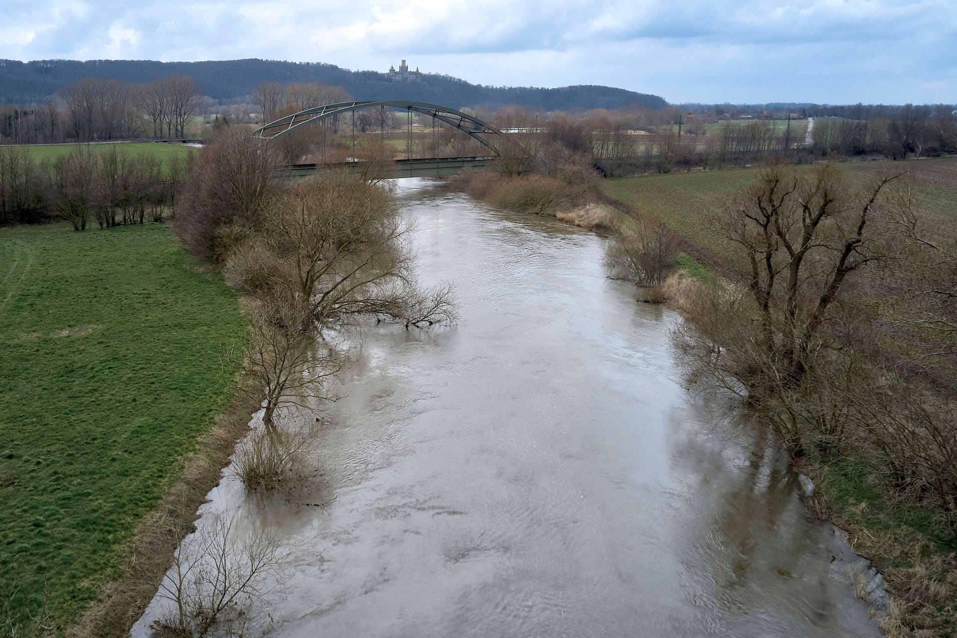 Hochwasser der Leine in der Region Hannover (Archivbild): Behörden sprechen von einer verschärften Lage.