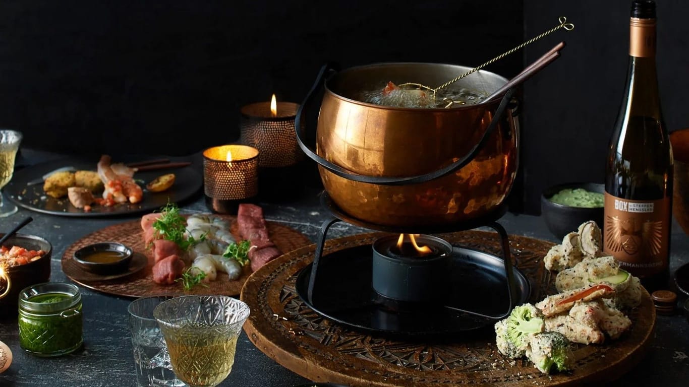 Starten Sie das neue Jahr mit einem unvergesslichen kulinarischen Erlebnis und probieren das asiatisch inspirierte Fondue-Menü von Sternekoch Steffen Henssler!