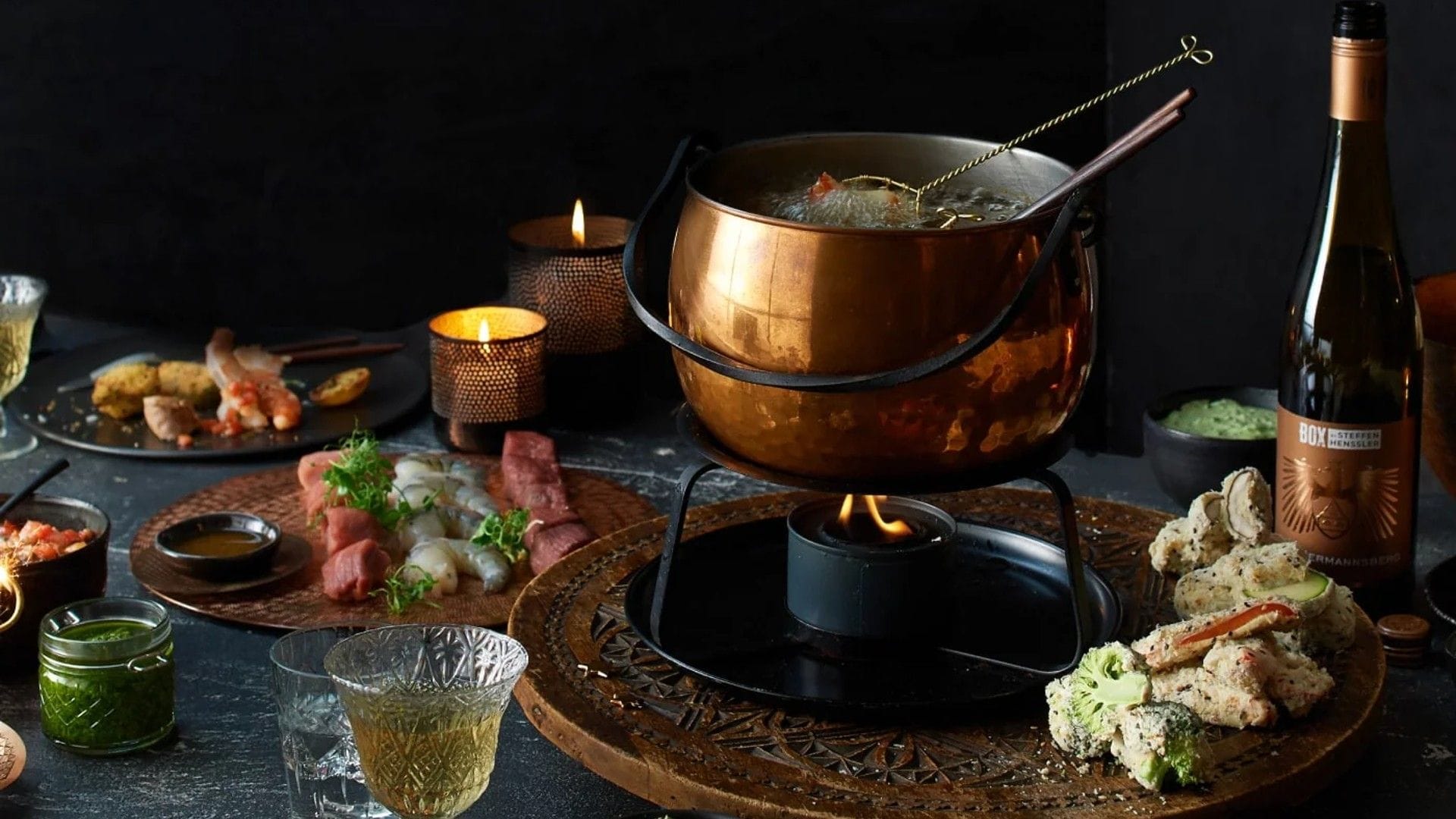 Starten Sie das neue Jahr mit einem unvergesslichen kulinarischen Erlebnis und probieren das asiatisch inspirierte Fondue-Menü von Sternekoch Steffen Henssler!