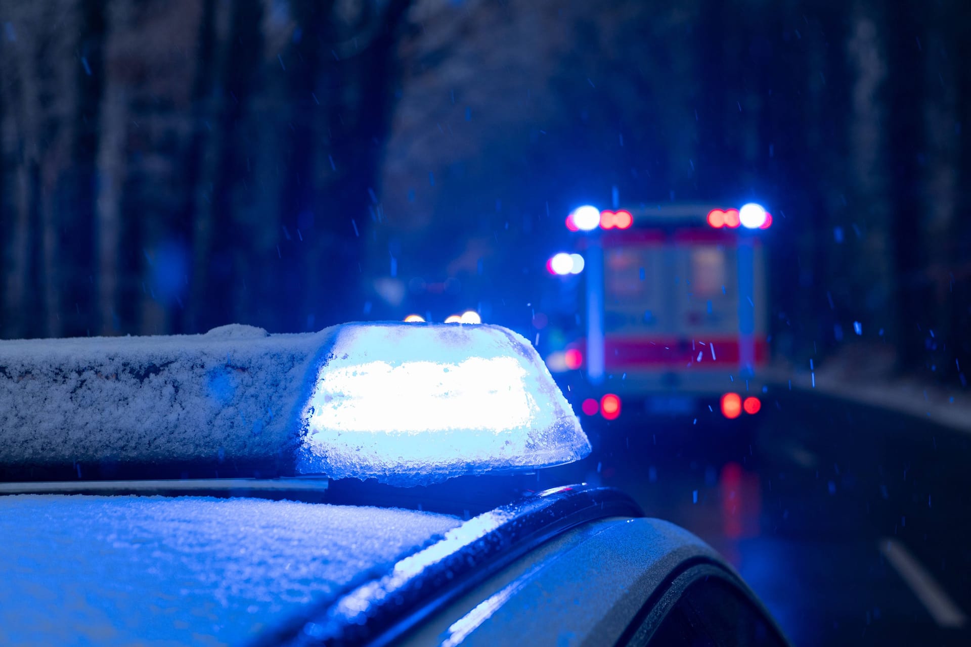 Einsatzfahrzeuge in Niedersachsen (Symbolfoto): Die Polizei ermittelt wegen eines Unfalls an der Oldenburger Stadtgrenze.