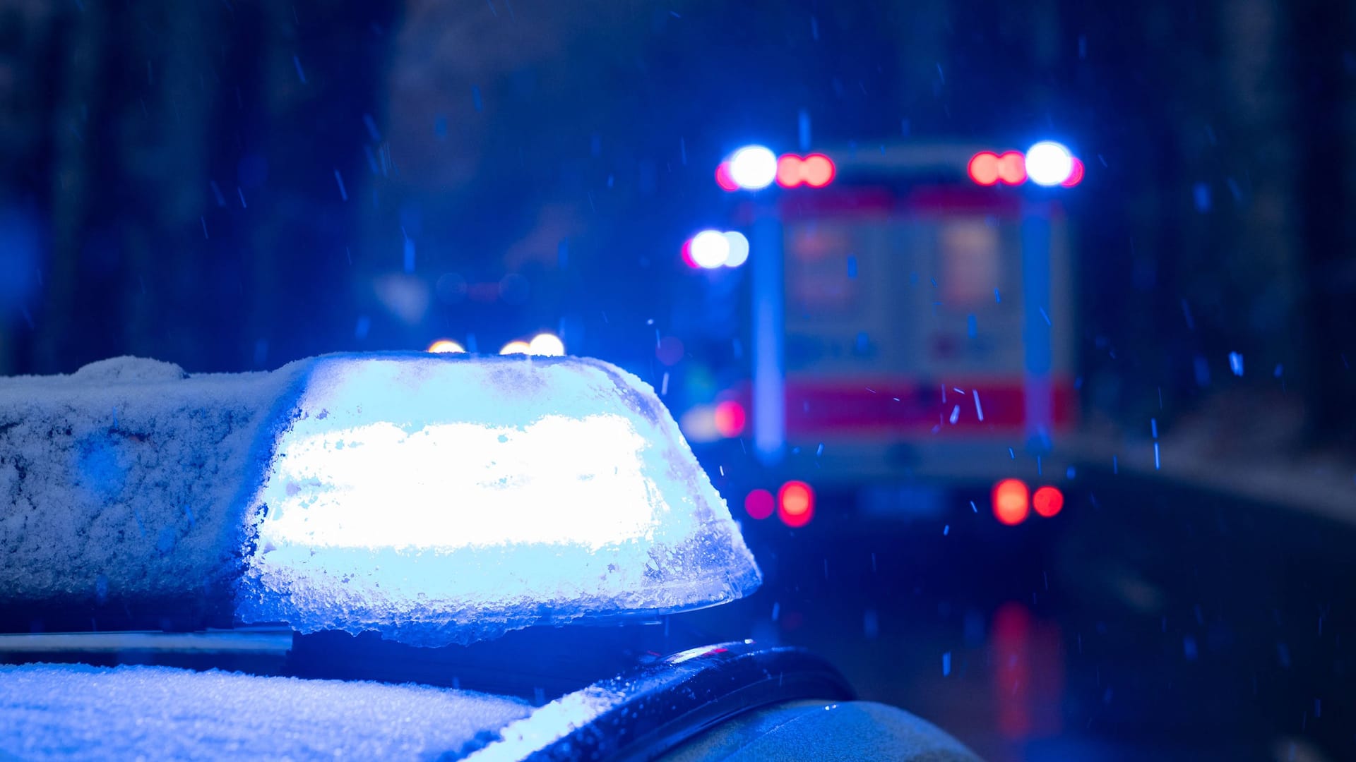 Einsatzfahrzeuge in Niedersachsen (Symbolfoto): Die Polizei ermittelt wegen eines Unfalls an der Oldenburger Stadtgrenze.