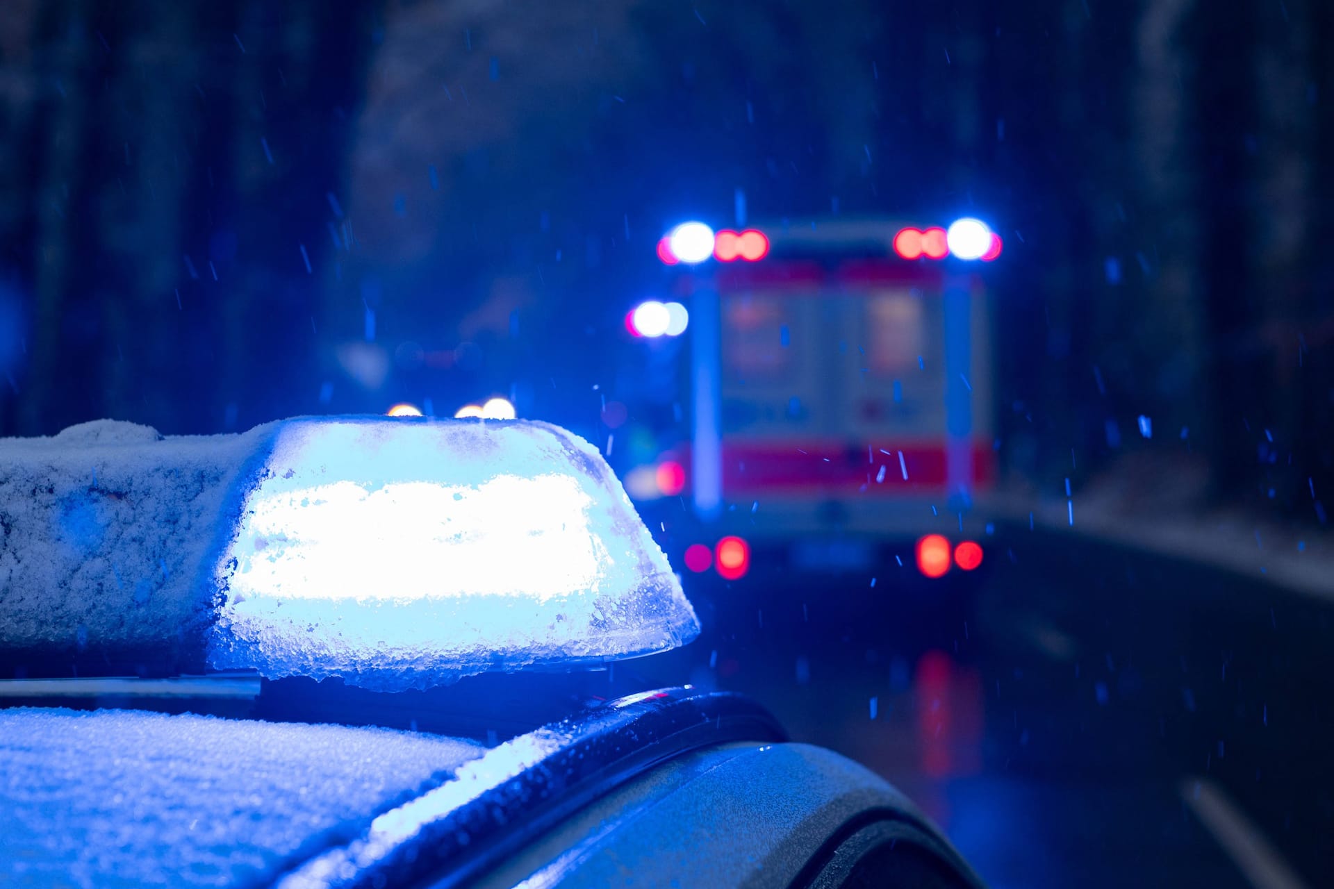 Einsatzfahrzeuge in Niedersachsen (Symbolfoto): Die Polizei ermittelt wegen eines Unfalls an der Oldenburger Stadtgrenze.