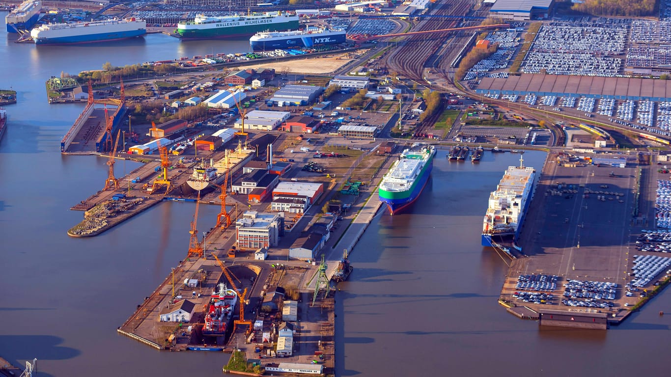Teile der Lloyd Werft Bremerhaven aus der Luft (Archivfoto): Hier liegt die "Ambience" am Dock. Erst wenn die reparierten Teile da sind und eingebaut wurden, kann es weitergehen.