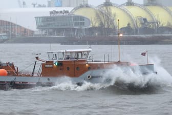 Ein Binnenschiff fährt bei hohem Wellengang auf der Elbe (Archivbild): Der Deutsche Wetterdienst hat eine Unwetterwarnung herausgegeben.