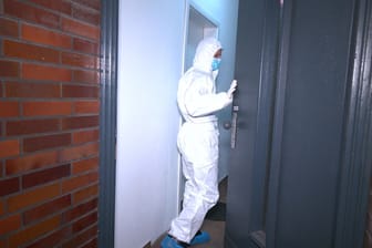 Mitarbeiterin der Spurensicherung am Tatort in Marxloh: Der Mann starb später in einer Klinik.