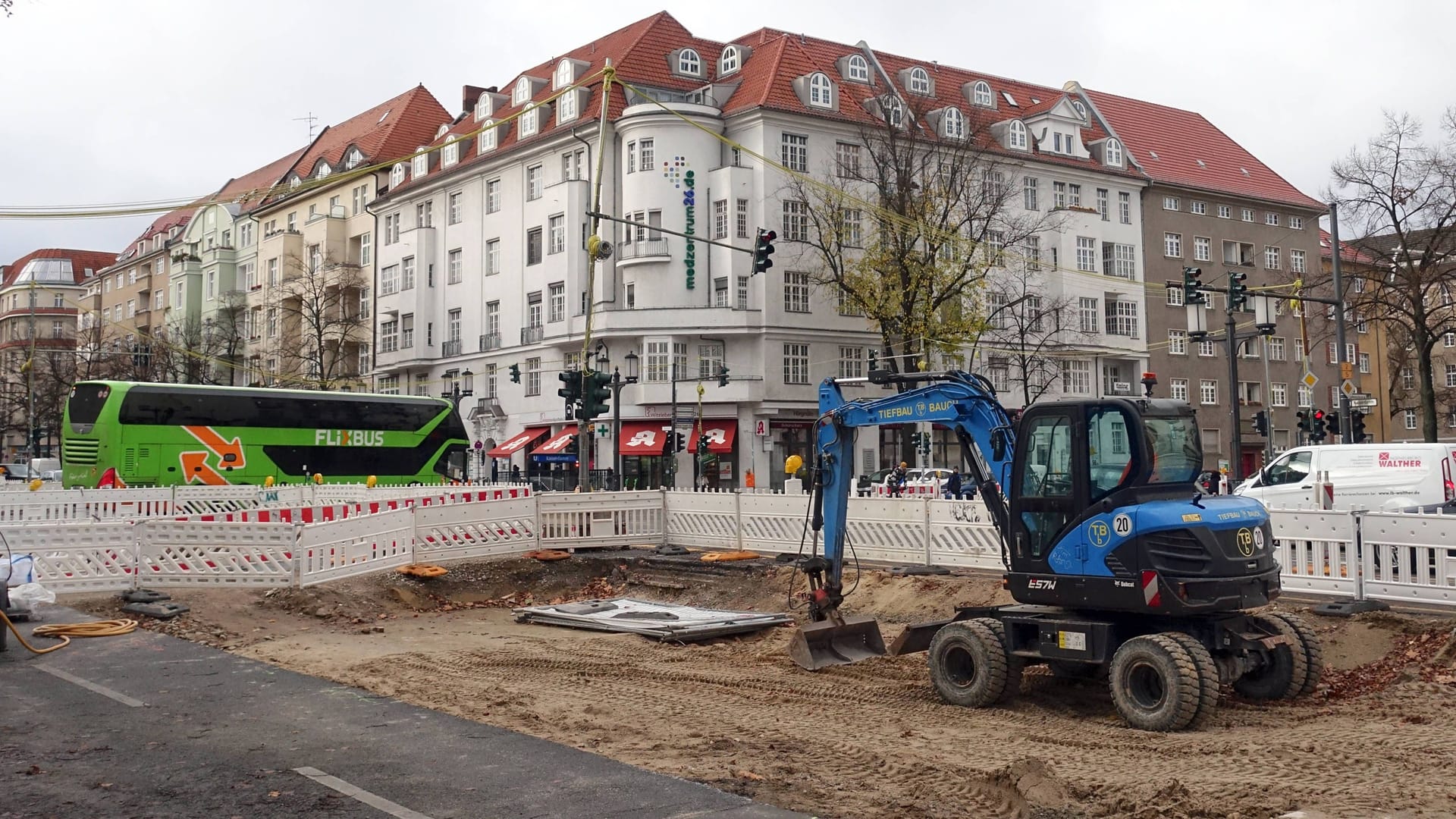 Bauarbeiten auf dem Kaiserdamm: Der Straßenabschnitt wird am Donnerstagnachmittag wieder in Fahrtrichtung stadtauswärts freigegeben. Bauarbeiten auf dem Kaiserdamm: Der Straßenabschnitt wird am Donnerstagnachmittag wieder in Fahrtrichtung stadtauswärts freigegeben.