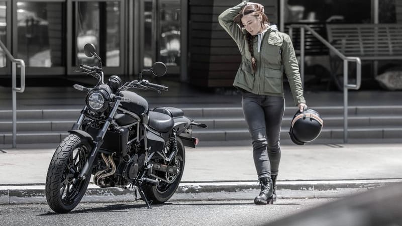 Allrounder, auch fürs Urbane: Die Kawasaki Eliminator 500 mit Reihenzweizylinder.