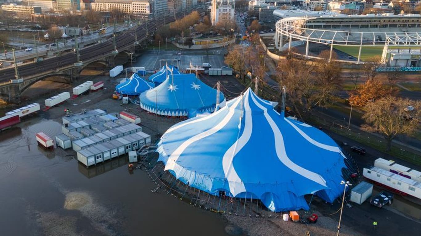 Das Hochwasser der Elbe nähert sich den Zelten des Weihnachts-Circus im Sportpark Ostra. (Luftaufnahme von Mittwochmorgen).