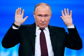 Wladimir Putin spricht auf seiner jährlichen Pressekonferenz in Moskau: Er sieht für seinen Krieg gegen die Ukraine alle bisherigen Ziele weiter in Kraft und hat das Wachstum der eigenen Wirtschaft trotz der westlichen Sanktionen hervorgehoben.