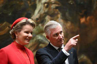 Königin Mathilde und König Philippe von Belgien: Hier bei der Besichtigung der Gemäldegalerie.