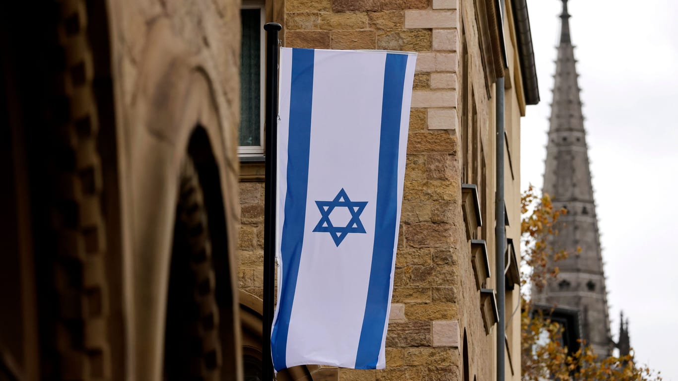 Eine israelische Flagge weht an einer Kölner Synagoge (Archivbild): Viele Juden fühlen sich nicht mehr sicher seit dem Angriff auf Israel.