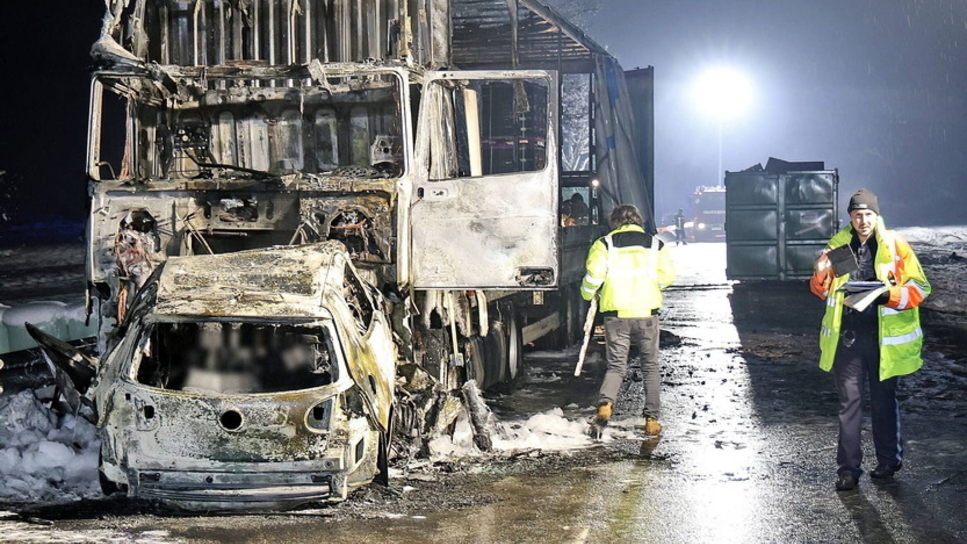 Die ausgebrannten Fahrzeige auf der Bundesstraße: Laut Polizei fingen die Autos beim Zusammenstoß sofort Feuer. Die ausgebrannten Fahrzeige auf der Bundesstraße: Laut Polizei fingen die Autos beim Zusammenstoß sofort Feuer.