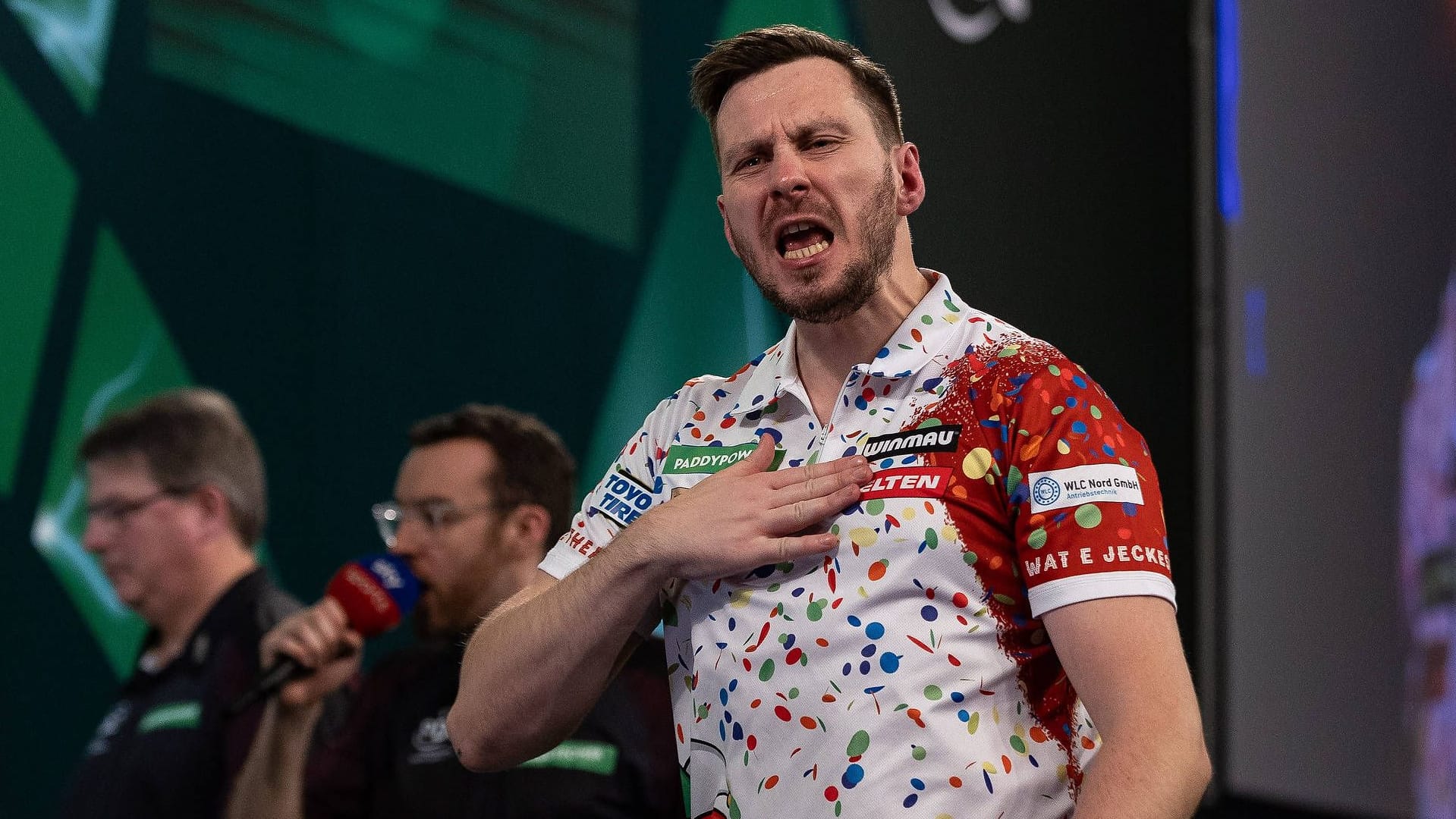 Starke Leistung: Florian Hempel jubelt über sein Comeback bei der Darts-WM.