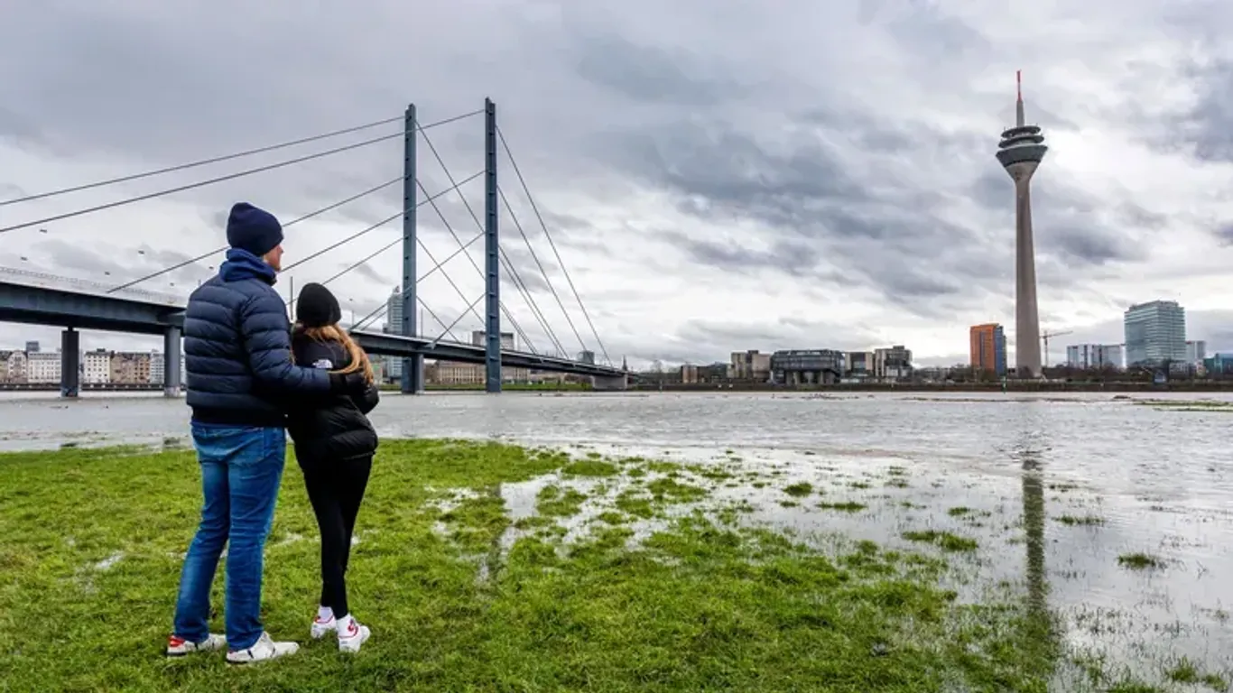 Ein junges Paar am Rhein in Düsseldorf (Archivbild): Die Stadt bereitet Schutzmaßnahmen vor