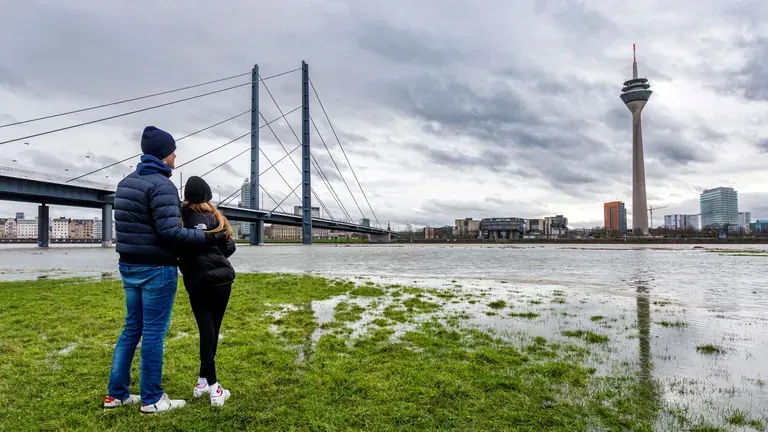 Ein junges Paar am Rhein in Düsseldorf (Archivbild): Die Stadt bereitet Schutzmaßnahmen vor