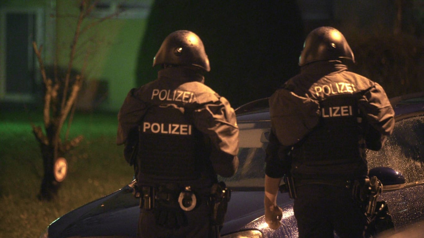 Polizeieinsatz am Abend in Stuttgart-Rot: Die Polizei ist mit einem Großaufgebot vor Ort.