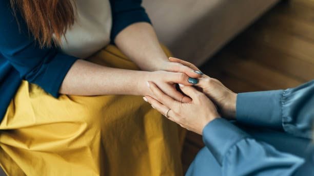 Hilfe bei Depressionen: Angehörige können eine wichtige Stütze sein.