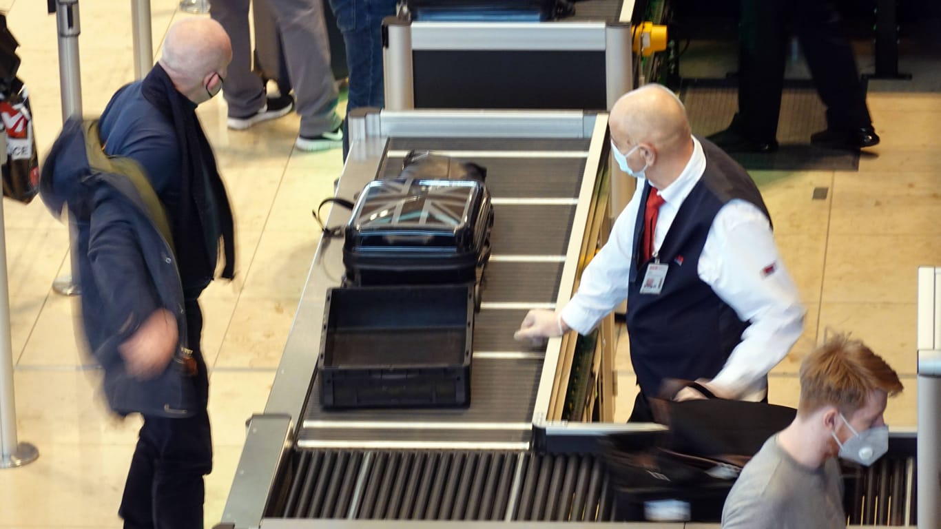 21.02.2022, Schoenefeld, Brandenburg, GER - Flugpassagiere an der Sicherheitskontrolle. Airport, Alltag, Aufsicht, BBI, BER, Berlin-Brandenburg International,