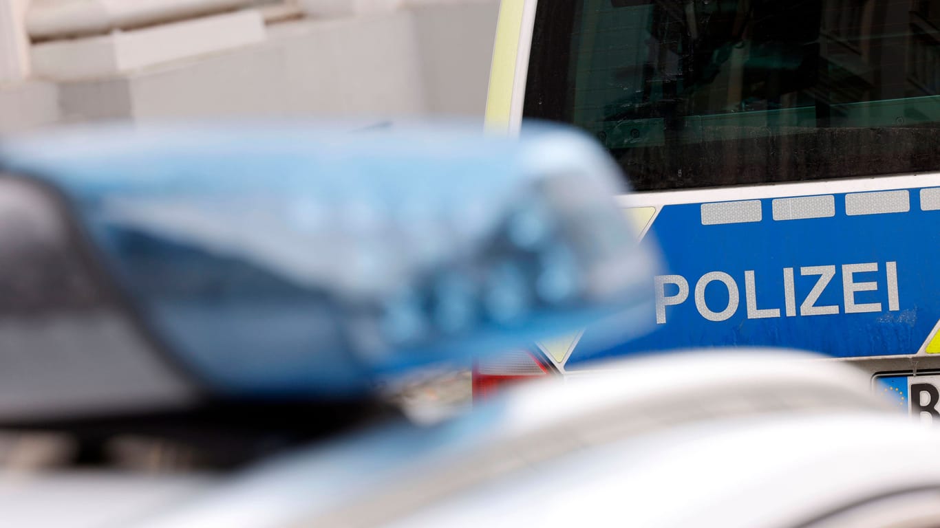 Polizeifahrzeuge vor einer Polizeiwache (Symbolfoto): Eine Seniorin ist in Nürnberg auf einen falschen Handwerker hereingefallen.