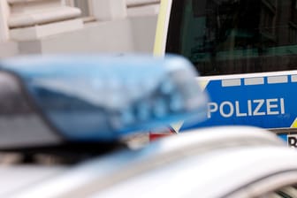 Polizeifahrzeuge vor einer Polizeiwache (Symbolfoto): Eine Seniorin ist in Nürnberg auf einen falschen Handwerker hereingefallen.