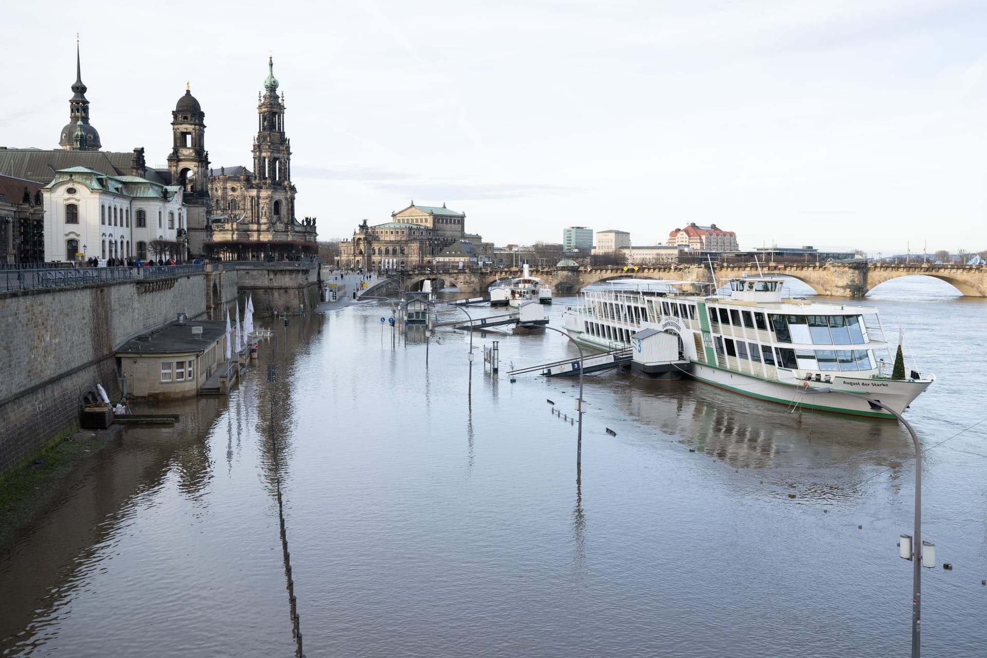 Die historischen Dampfer der Sächsischen Dampfschifffahrt liegen am Dresdener Terrassenufer vor Anker.