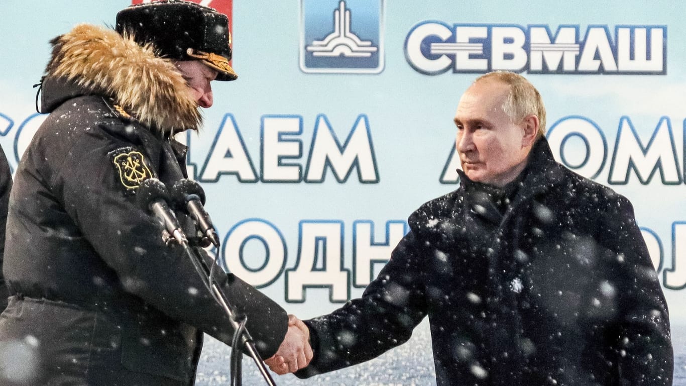 Wladimir Putin mit Navy-Admiral Nikolai Jewmenow: Der Kreml-Chef möchte auch die Marine weiter aufrüsten.