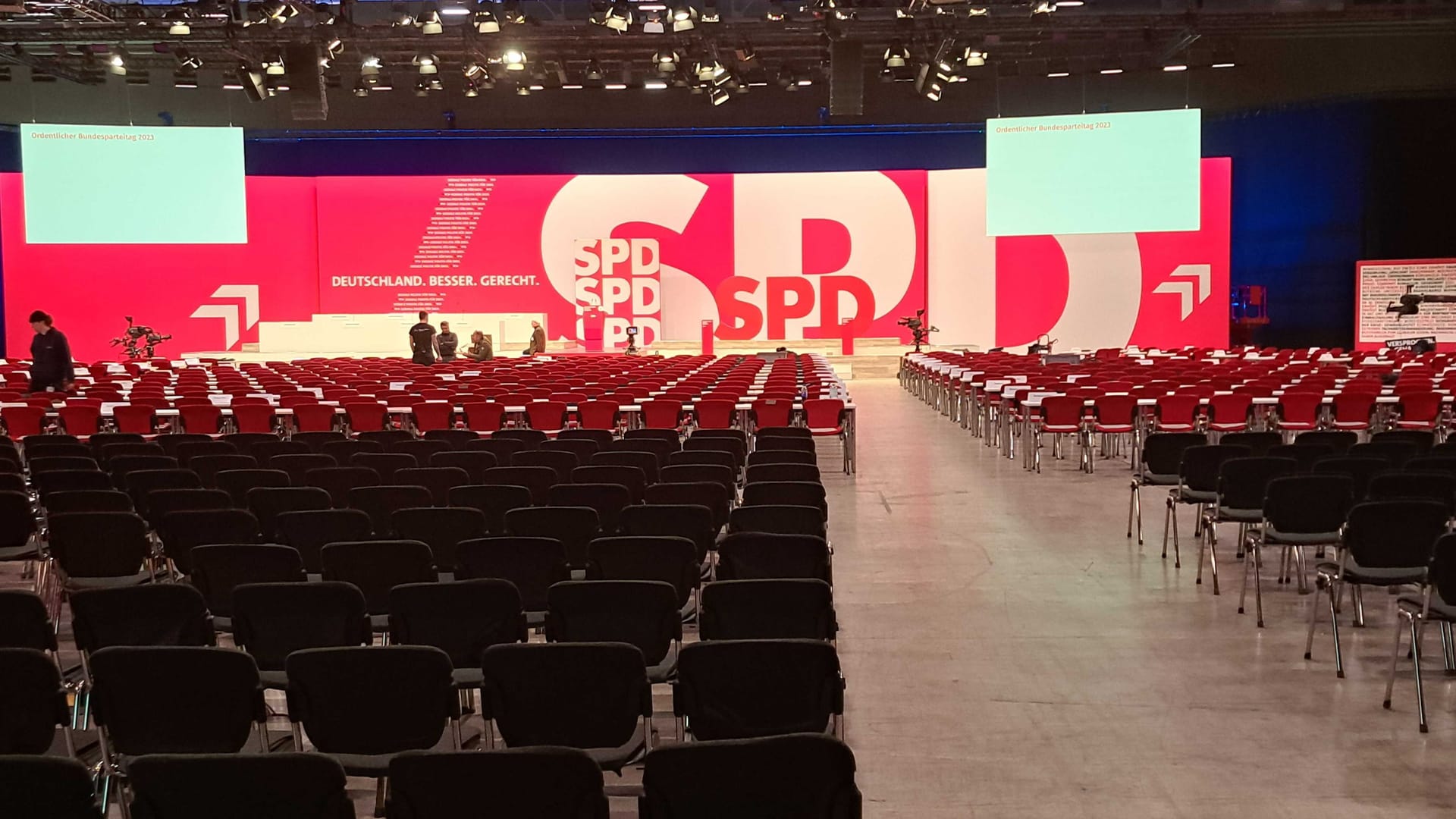 Das leere Plenum im Berliner CityCube: Der SPD-Parteitag steht unter einem schlechten Stern.