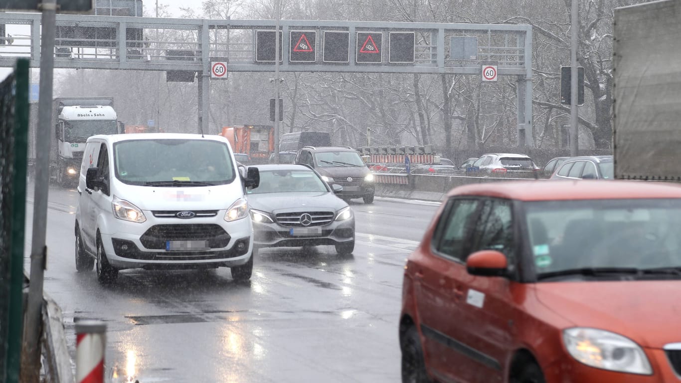 Schneefall auf Stadtautobahn 20.03.2018, Schneefall in Berlin, Reinickendorf