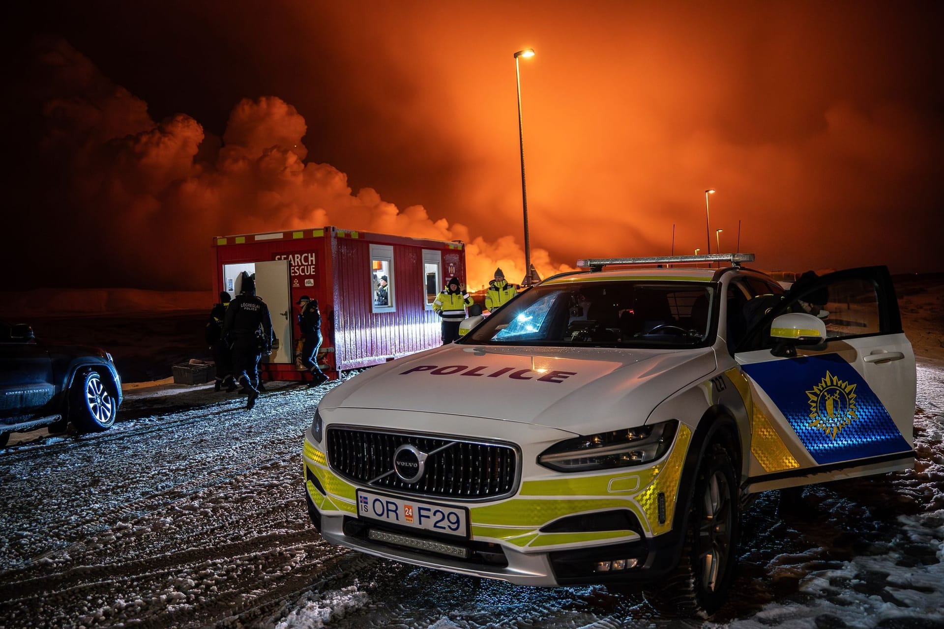 Die Polizei sperrt eine Straße in Richtung Grindavík ab.