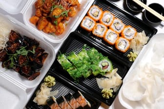 asian food, sushi, rolls, noodles, vegetables, shrimps chips