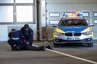 Dortmund Polizisten nehmen einen Täter fest (Symbolbild): Der "Messerstecher" aus der Nordstadt wurde gefasst.